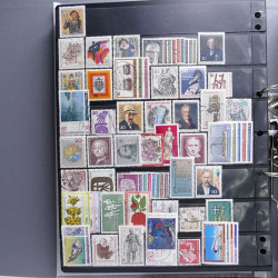 Lot massif de timbres d'Europe neufs et oblitérés en 4 albums.