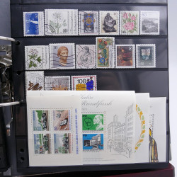 Lot massif de timbres d'Europe neufs et oblitérés en 4 albums.