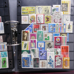 Lot massif de timbres d'Europe neufs et oblitérés en 4 albums.