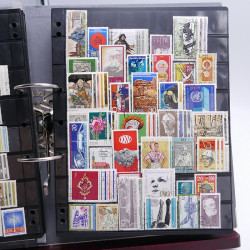 Lot massif de timbres d'Europe neufs et oblitérés en 4 albums.