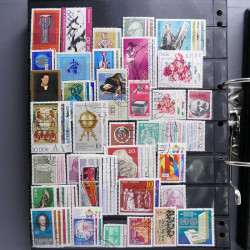 Lot massif de timbres d'Europe neufs et oblitérés en 4 albums.