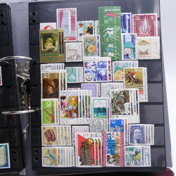 Lot massif de timbres d'Europe neufs et oblitérés en 4 albums.