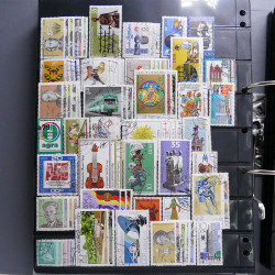 Lot massif de timbres d'Europe neufs et oblitérés en 4 albums.