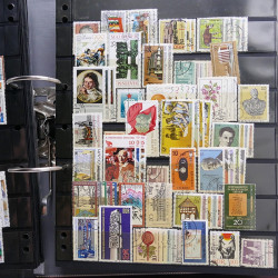 Lot massif de timbres d'Europe neufs et oblitérés en 4 albums.