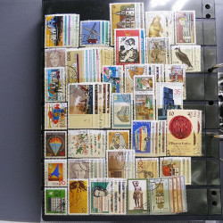 Lot massif de timbres d'Europe neufs et oblitérés en 4 albums.