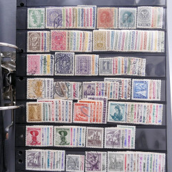 Lot massif de timbres d'Europe neufs et oblitérés en 4 albums.