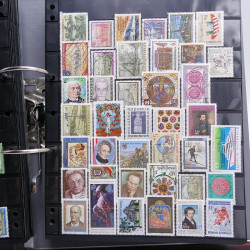 Lot massif de timbres d'Europe neufs et oblitérés en 4 albums.