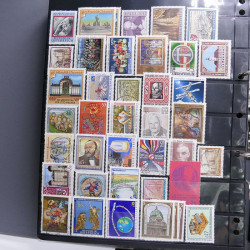 Lot massif de timbres d'Europe neufs et oblitérés en 4 albums.