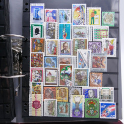Lot massif de timbres d'Europe neufs et oblitérés en 4 albums.