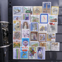 Lot massif de timbres d'Europe neufs et oblitérés en 4 albums.