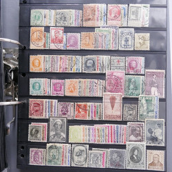 Lot massif de timbres d'Europe neufs et oblitérés en 4 albums.