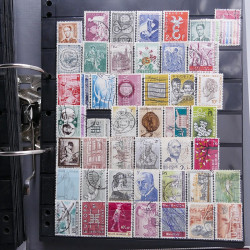 Lot massif de timbres d'Europe neufs et oblitérés en 4 albums.