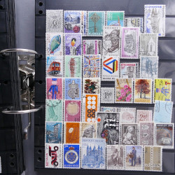 Lot massif de timbres d'Europe neufs et oblitérés en 4 albums.
