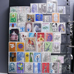 Lot massif de timbres d'Europe neufs et oblitérés en 4 albums.