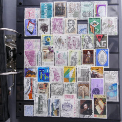 Lot massif de timbres d'Europe neufs et oblitérés en 4 albums.