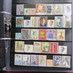 Lot massif de timbres d'Europe neufs et oblitérés en 4 albums.