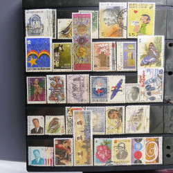 Lot massif de timbres d'Europe neufs et oblitérés en 4 albums.