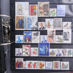 Lot massif de timbres d'Europe neufs et oblitérés en 4 albums.