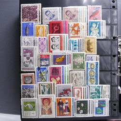 Lot massif de timbres d'Europe neufs et oblitérés en 4 albums.