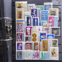 Lot massif de timbres d'Europe neufs et oblitérés en 4 albums.