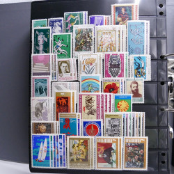 Lot massif de timbres d'Europe neufs et oblitérés en 4 albums.