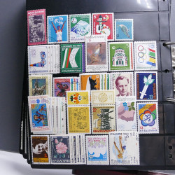 Lot massif de timbres d'Europe neufs et oblitérés en 4 albums.