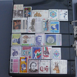 Lot massif de timbres d'Europe neufs et oblitérés en 4 albums.