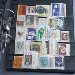 Lot massif de timbres d'Europe neufs et oblitérés en 4 albums.