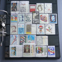 Lot massif de timbres d'Europe neufs et oblitérés en 4 albums.