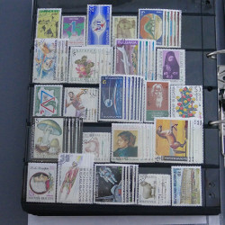 Lot massif de timbres d'Europe neufs et oblitérés en 4 albums.
