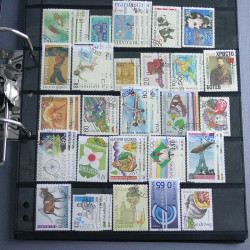 Lot massif de timbres d'Europe neufs et oblitérés en 4 albums.