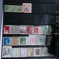 Lot massif de timbres d'Europe neufs et oblitérés en 4 albums.