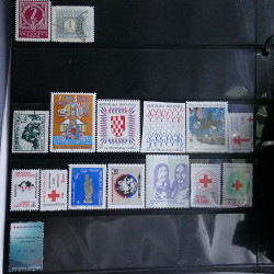 Lot massif de timbres d'Europe neufs et oblitérés en 4 albums.