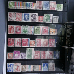 Lot massif de timbres d'Europe neufs et oblitérés en 4 albums.