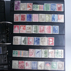 Lot massif de timbres d'Europe neufs et oblitérés en 4 albums.