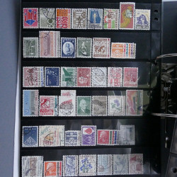 Lot massif de timbres d'Europe neufs et oblitérés en 4 albums.