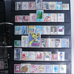 Lot massif de timbres d'Europe neufs et oblitérés en 4 albums.