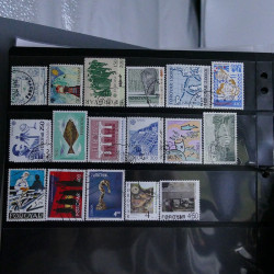 Lot massif de timbres d'Europe neufs et oblitérés en 4 albums.