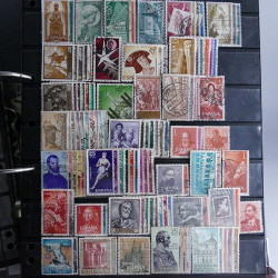 Lot massif de timbres d'Europe neufs et oblitérés en 4 albums.