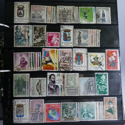 Lot massif de timbres d'Europe neufs et oblitérés en 4 albums.