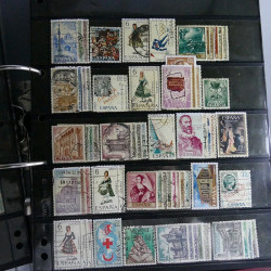 Lot massif de timbres d'Europe neufs et oblitérés en 4 albums.