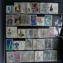 Lot massif de timbres d'Europe neufs et oblitérés en 4 albums.