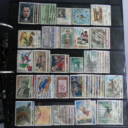 Lot massif de timbres d'Europe neufs et oblitérés en 4 albums.