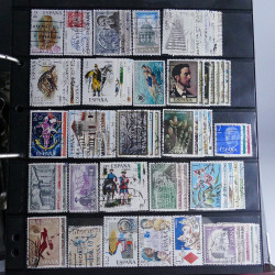 Lot massif de timbres d'Europe neufs et oblitérés en 4 albums.