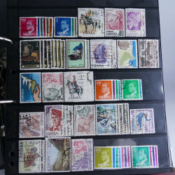 Lot massif de timbres d'Europe neufs et oblitérés en 4 albums.