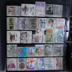 Lot massif de timbres d'Europe neufs et oblitérés en 4 albums.