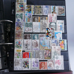 Lot massif de timbres d'Europe neufs et oblitérés en 4 albums.