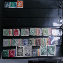 Lot massif de timbres d'Europe neufs et oblitérés en 4 albums.