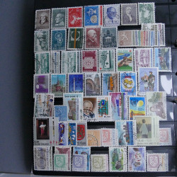 Lot massif de timbres d'Europe neufs et oblitérés en 4 albums.