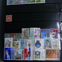 Lot massif de timbres d'Europe neufs et oblitérés en 4 albums.